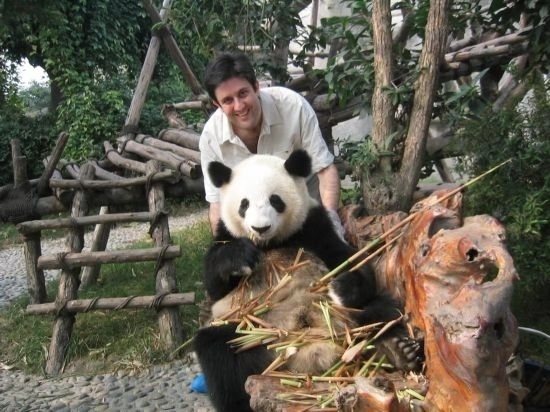 2006年，歐君廷在四川成都和熊貓合影