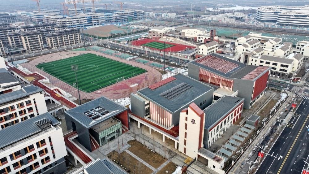 北京四中雄安校區(qū)和雄安史家胡同小學（2月6日攝，無人機照片）。新華社記者 牟宇 攝