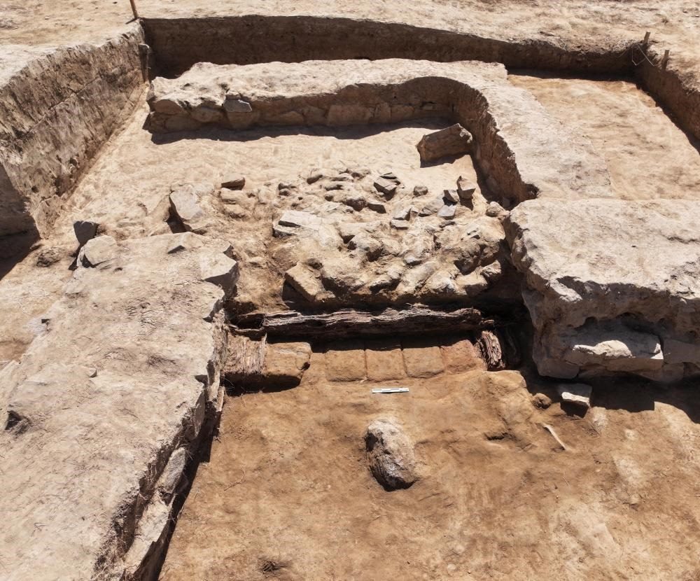 這是都蘭熱水墓群北一區(qū)M37號(hào)（“羊圈墓”）祭祀建筑的木質(zhì)門(mén)構(gòu)。