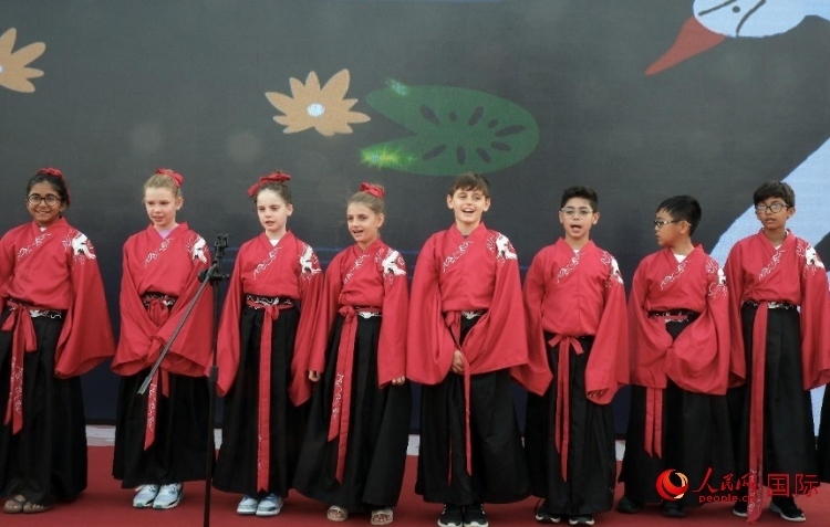 來自世界各地的小朋友一同誦讀中國(guó)古詩(shī)。人民網(wǎng) 滕婧含攝