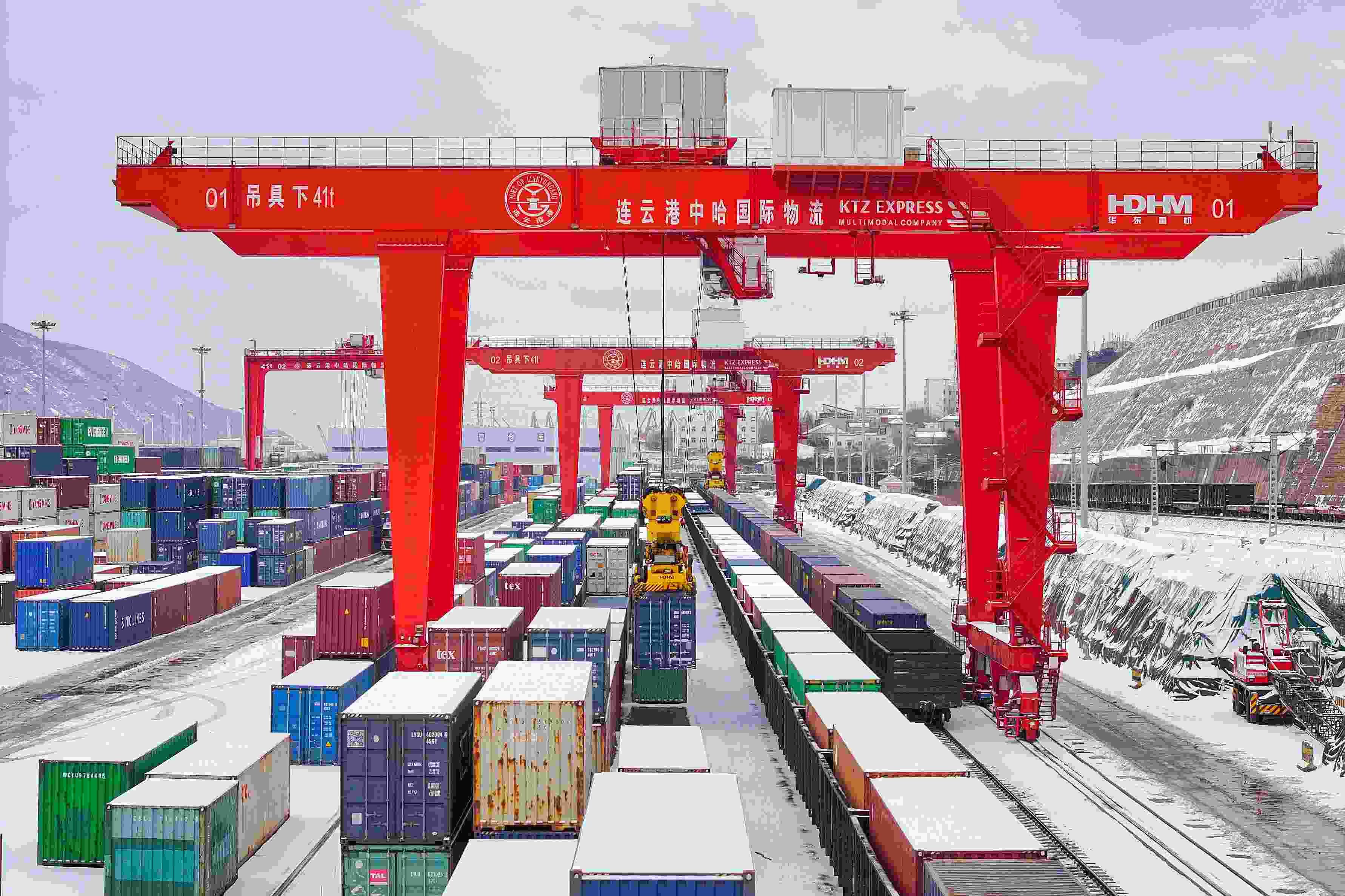 2024年2月22日，江蘇省連云港市中哈連云港物流合作基地，大型機械正在吊裝集裝箱。