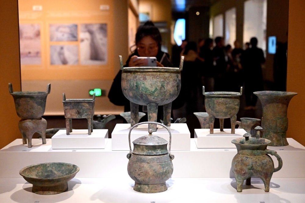 2月26日，參觀(guān)者在河南安陽(yáng)殷墟博物館新館內(nèi)拍攝展品。