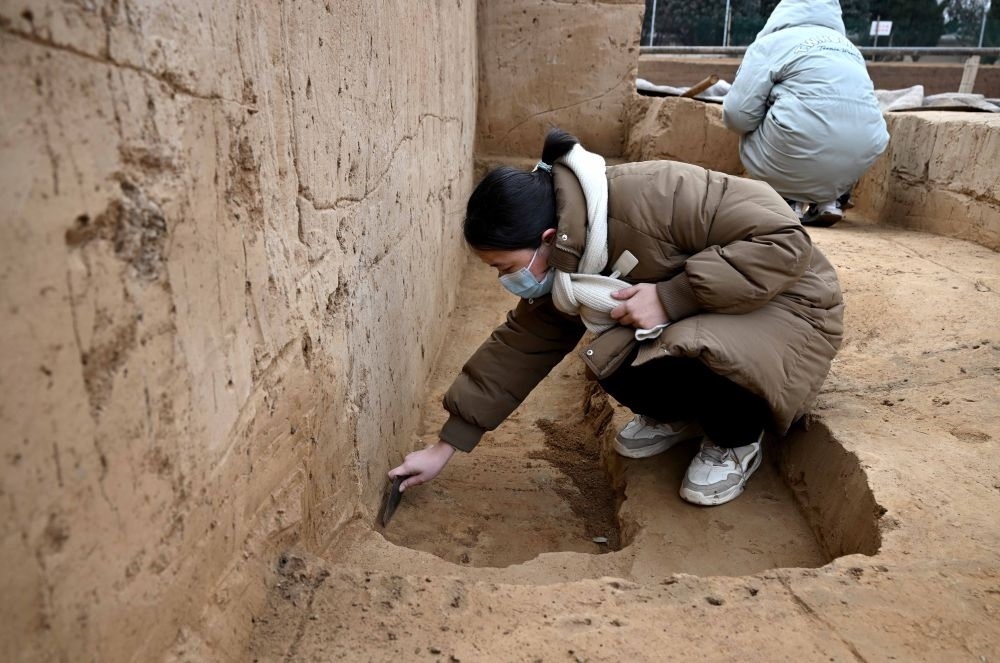 工作人員在殷墟王陵遺址進(jìn)行發(fā)掘作業(yè)（2月24日攝）。