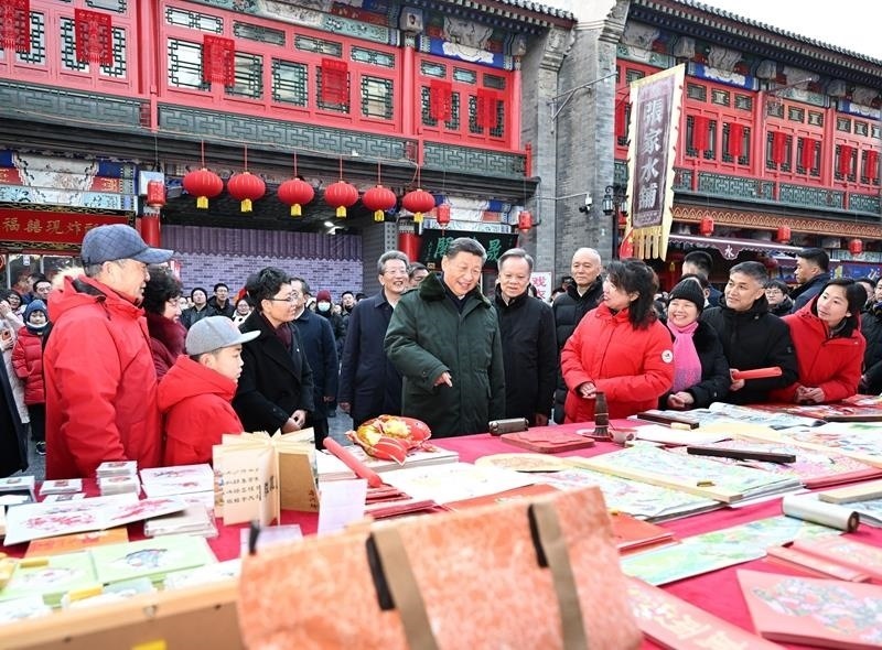 △2024年2月1日，習(xí)近平總書記在天津古文化街考察時，同店鋪員工和現(xiàn)場群眾互動交流。