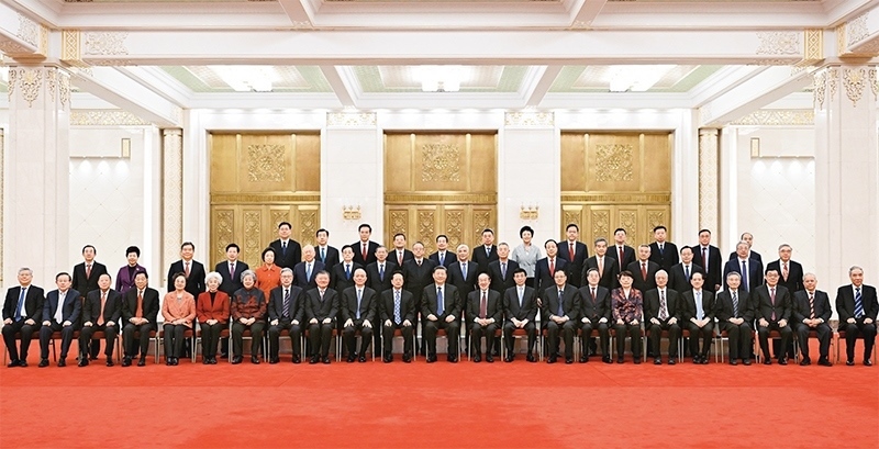 2024年2月7日，習(xí)近平、王滬寧、蔡奇、丁薛祥等在北京人民大會(huì)堂同黨外人士歡聚一堂，共迎佳節(jié)。這是習(xí)近平等同大家合影留念。 新華社記者 謝環(huán)馳/攝