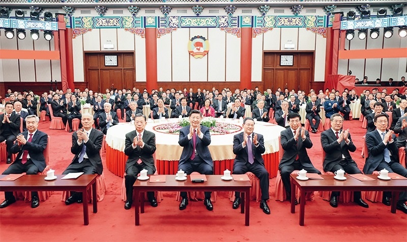 2023年12月29日，全國(guó)政協(xié)在北京舉行新年茶話會(huì)。黨和國(guó)家領(lǐng)導(dǎo)人習(xí)近平、李強(qiáng)、趙樂(lè)際、王滬寧、蔡奇、丁薛祥、李希、韓正出席茶話會(huì)并觀看演出。 新華社記者 鞠鵬/攝