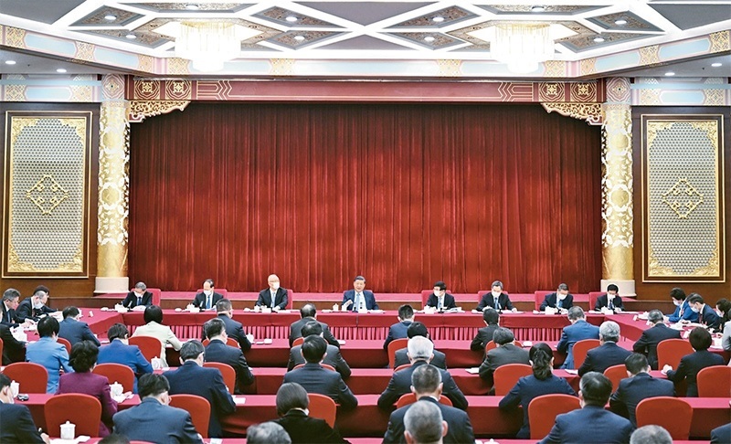 2023年3月6日，中共中央總書記、國(guó)家主席、中央軍委主席習(xí)近平看望參加全國(guó)政協(xié)十四屆一次會(huì)議的民建、工商聯(lián)界委員，并參加聯(lián)組會(huì)，聽取意見和建議。中共中央政治局常委、全國(guó)政協(xié)十四屆一次會(huì)議主席團(tuán)會(huì)議主持人王滬寧，中共中央政治局常委蔡奇、丁薛祥參加看望和討論。 新華社記者 謝環(huán)馳/攝