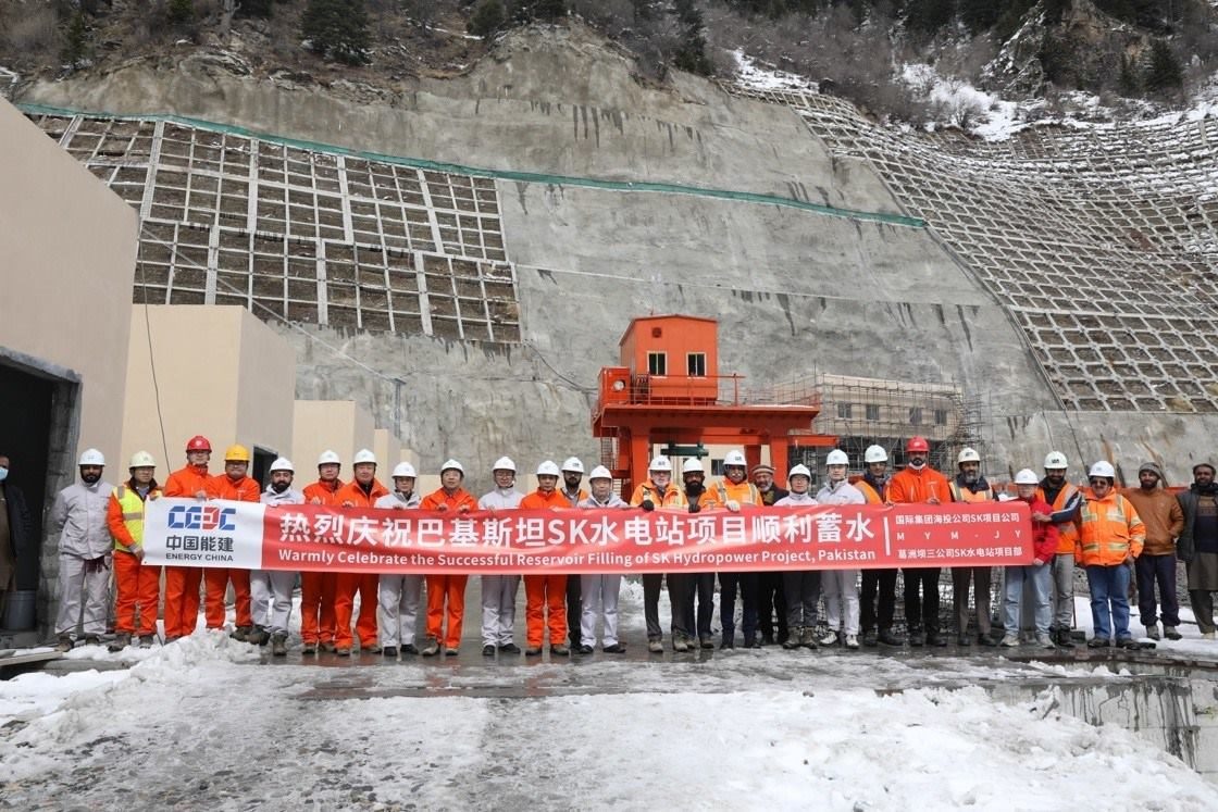 中巴建設(shè)者共同慶祝蘇吉吉納里水電站順利啟動蓄水工作。中國能建葛洲壩集團供圖