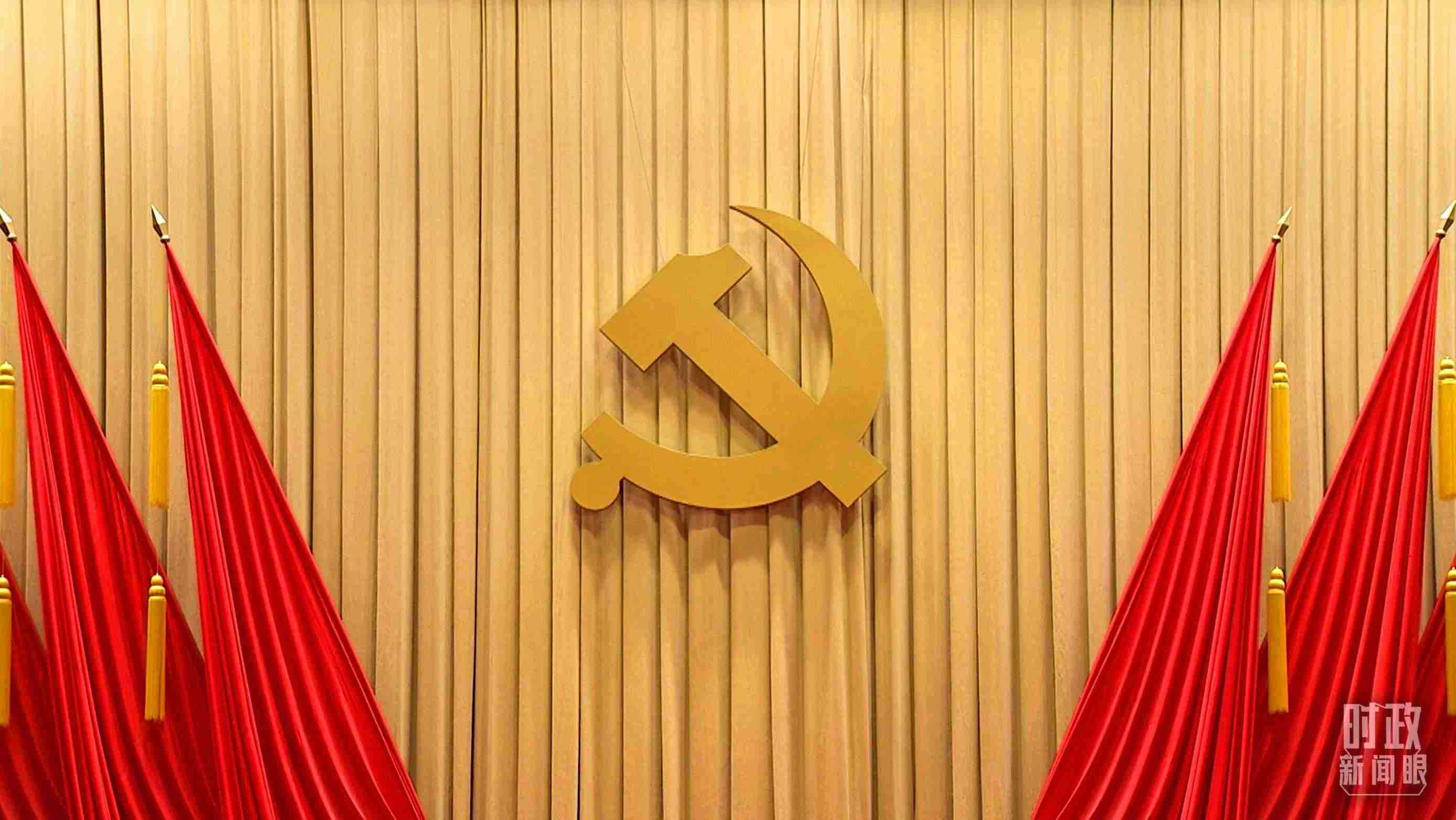 △開班式現(xiàn)場懸掛的莊嚴(yán)黨徽。