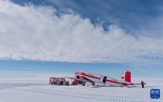2月6日，“雪鷹601”在補充燃料。新華社發(fā)（裴文悅攝）