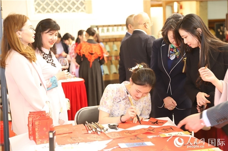 現(xiàn)場書法體驗(yàn)。人民網(wǎng)記者 霍文攝