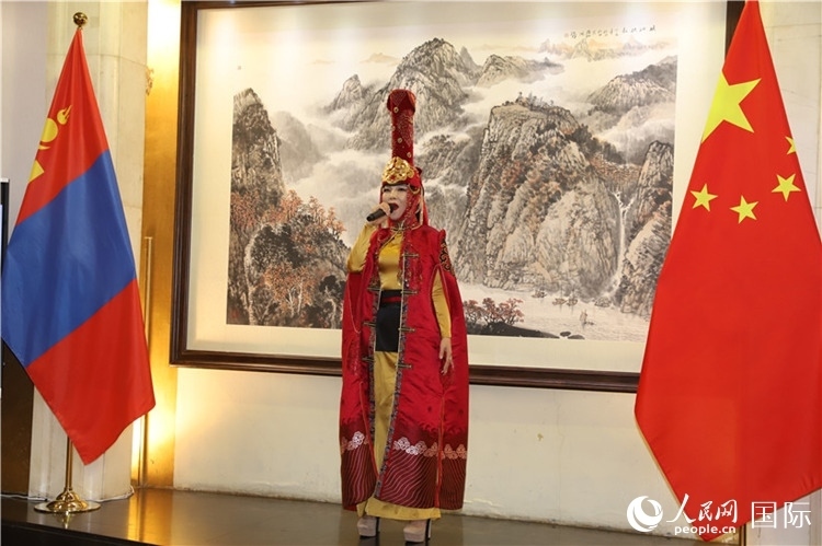 呼麥演唱。人民網(wǎng)記者 霍文攝