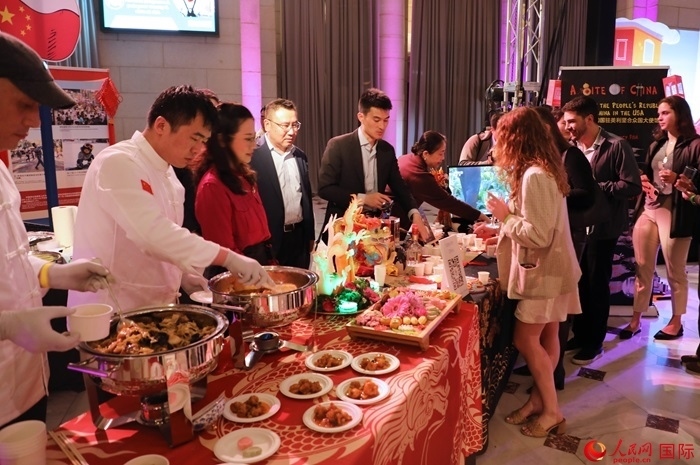 使館工作人員詳細(xì)為現(xiàn)場(chǎng)美食家和來(lái)賓講解菜品色香味特點(diǎn)、原料特色、烹制手法及其中蘊(yùn)含的中華美食文化。人民網(wǎng)記者 李志偉攝