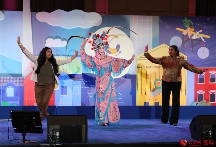當(dāng)?shù)厝A人京劇社團(tuán)的青年演員現(xiàn)場(chǎng)表演京劇選段，并與現(xiàn)場(chǎng)觀眾近距離互動(dòng)。人民網(wǎng)記者 李志偉攝