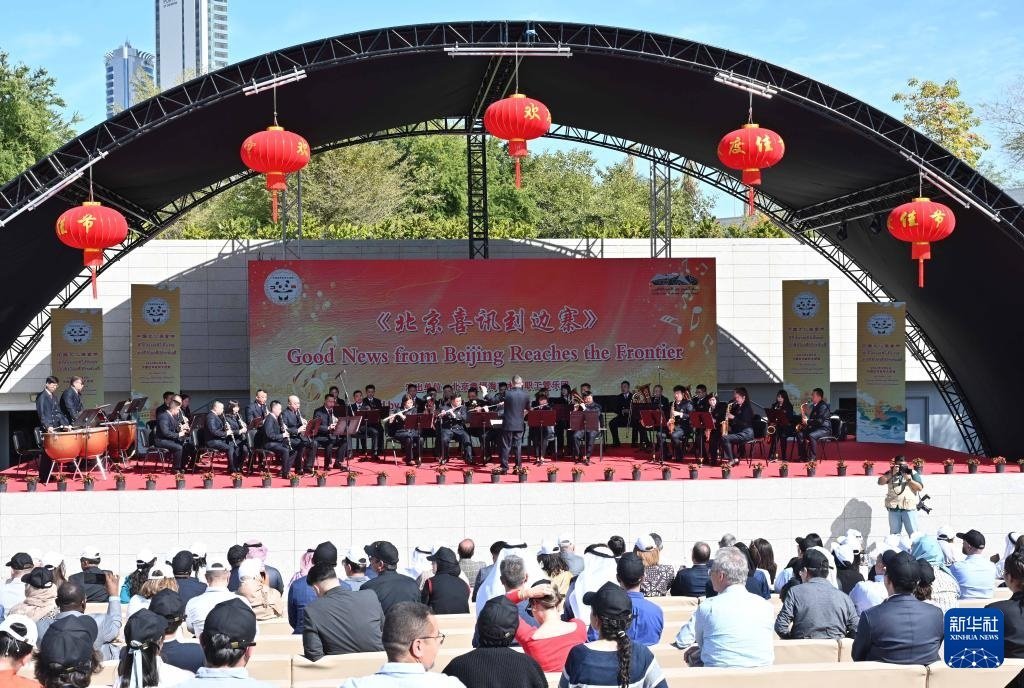3月9日，在科威特首都省賈比爾文化中心，人們欣賞中國(guó)樂(lè)隊(duì)帶來(lái)的中國(guó)曲目。新華社發(fā)（阿薩德攝）