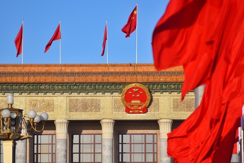 2024年3月8日，北京上空現(xiàn)“兩會(huì)藍(lán)”，人民大會(huì)堂前紅旗飄揚(yáng)。