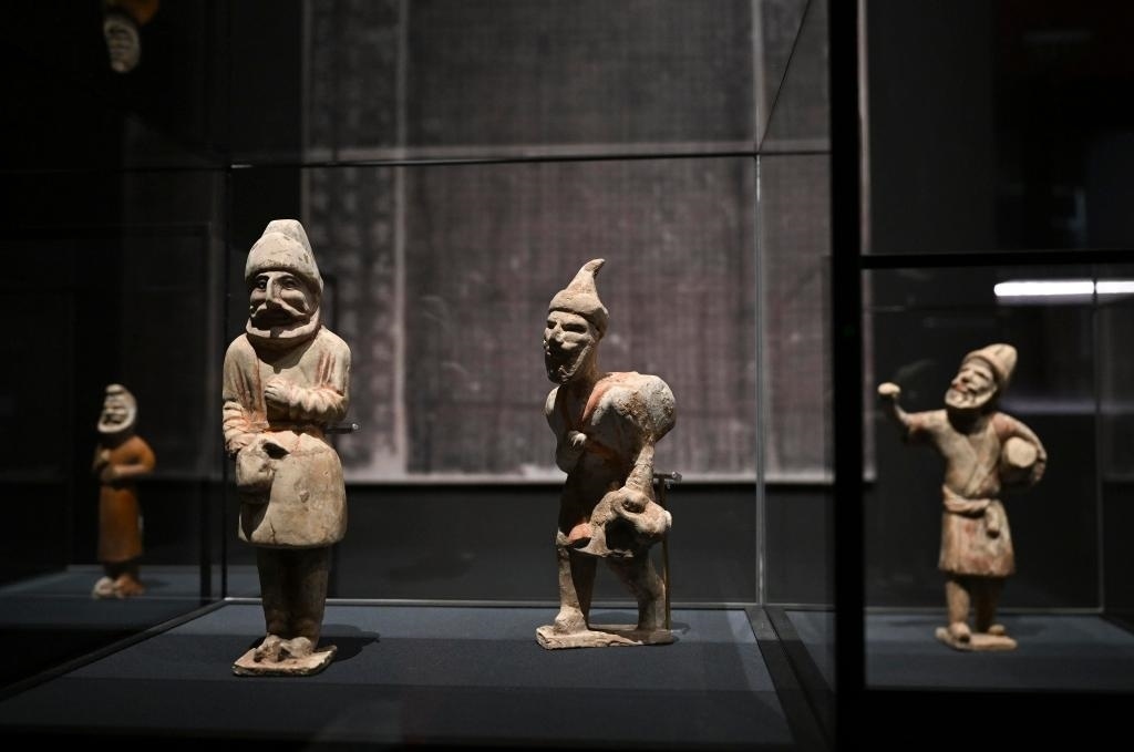 “歷史之遇——中國(guó)與西亞古代文明交流展”于1月12日至4月11日在故宮午門(mén)正殿展廳舉行。這是展出的陶彩繪人俑（1月10日攝）。新華社記者金良快攝