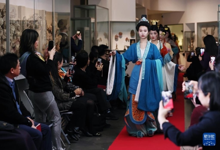 3月13日，在位于法國巴黎的吉美國立亞洲藝術博物館，模特展示敦煌復原服飾。新華社記者 高靜 攝