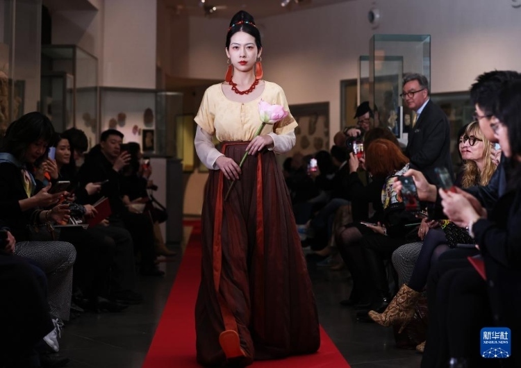 3月13日，在位于法國巴黎的吉美國立亞洲藝術博物館，模特展示敦煌復原服飾。新華社記者 高靜 攝