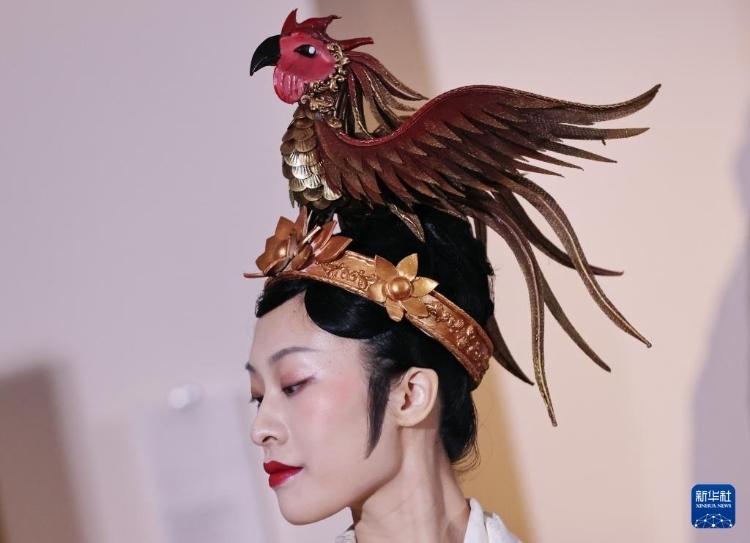 3月13日，在位于法國巴黎的吉美國立亞洲藝術博物館，模特展示敦煌復原服飾。新華社記者 高靜 攝