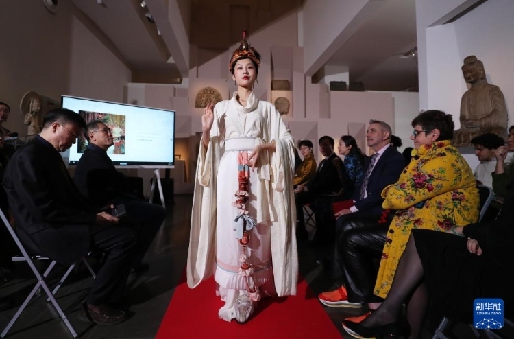 3月13日，在位于法國巴黎的吉美國立亞洲藝術博物館，模特展示敦煌復原服飾。新華社記者 高靜 攝