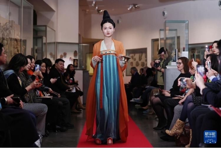 3月13日，在位于法國巴黎的吉美國立亞洲藝術博物館，模特展示敦煌復原服飾。新華社記者 高靜 攝