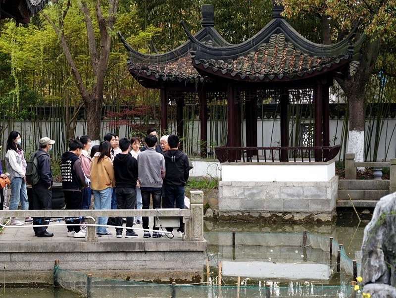 2021年3月30日，在上海交通大學(xué)南蘇園的“微型洱海”旁，孔海南教授為學(xué)生們打造“沉浸式”思政課。