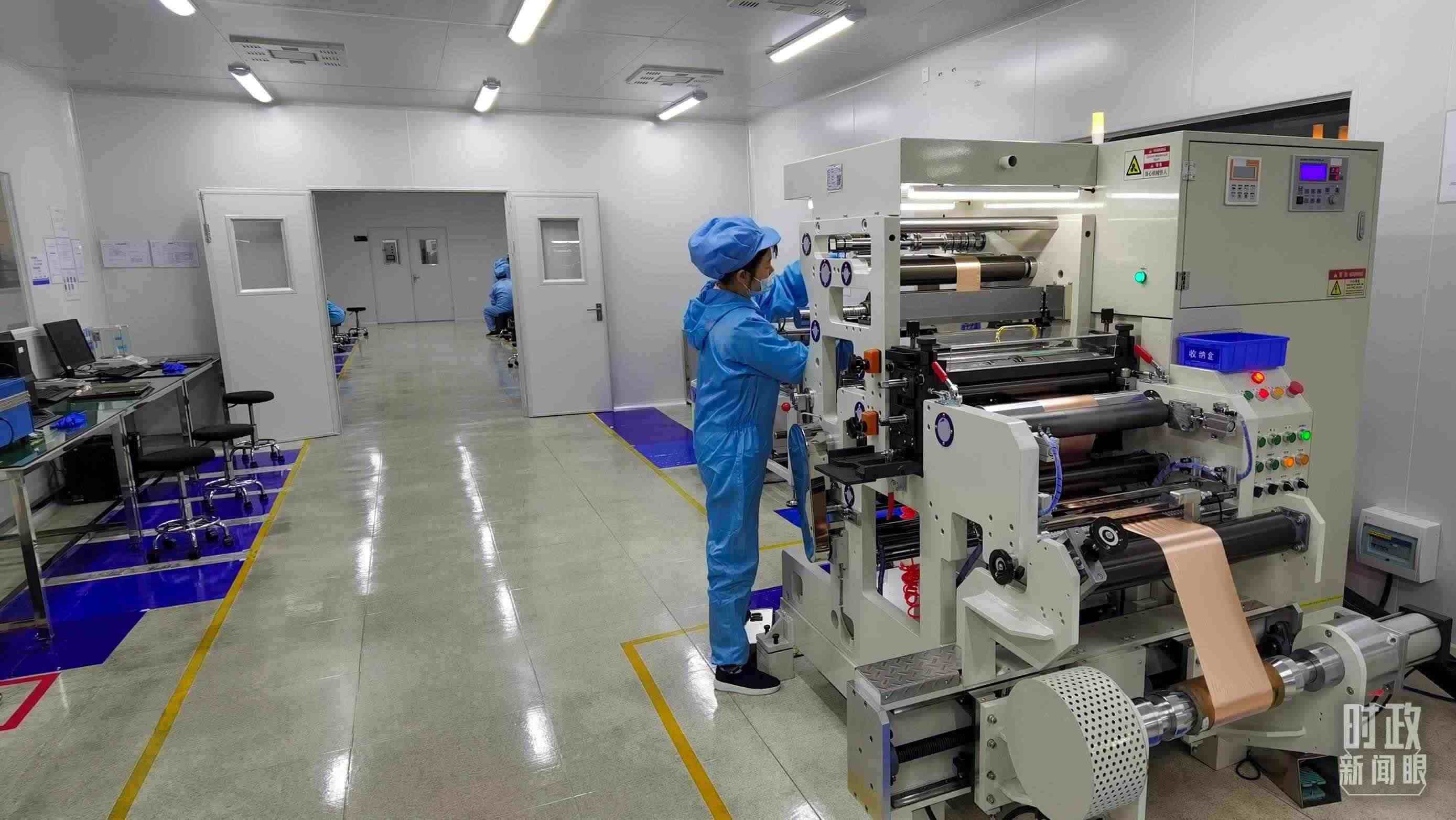 △企業(yè)員工將冷壓后的極片裁出規(guī)定尺寸，用于鋰電池制作。（總臺(tái)央視記者郭鴻拍攝）