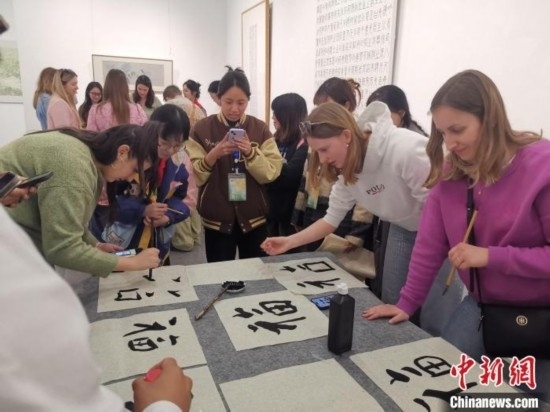 比利時(shí)學(xué)生體驗(yàn)書法。杭州師范大學(xué)供圖