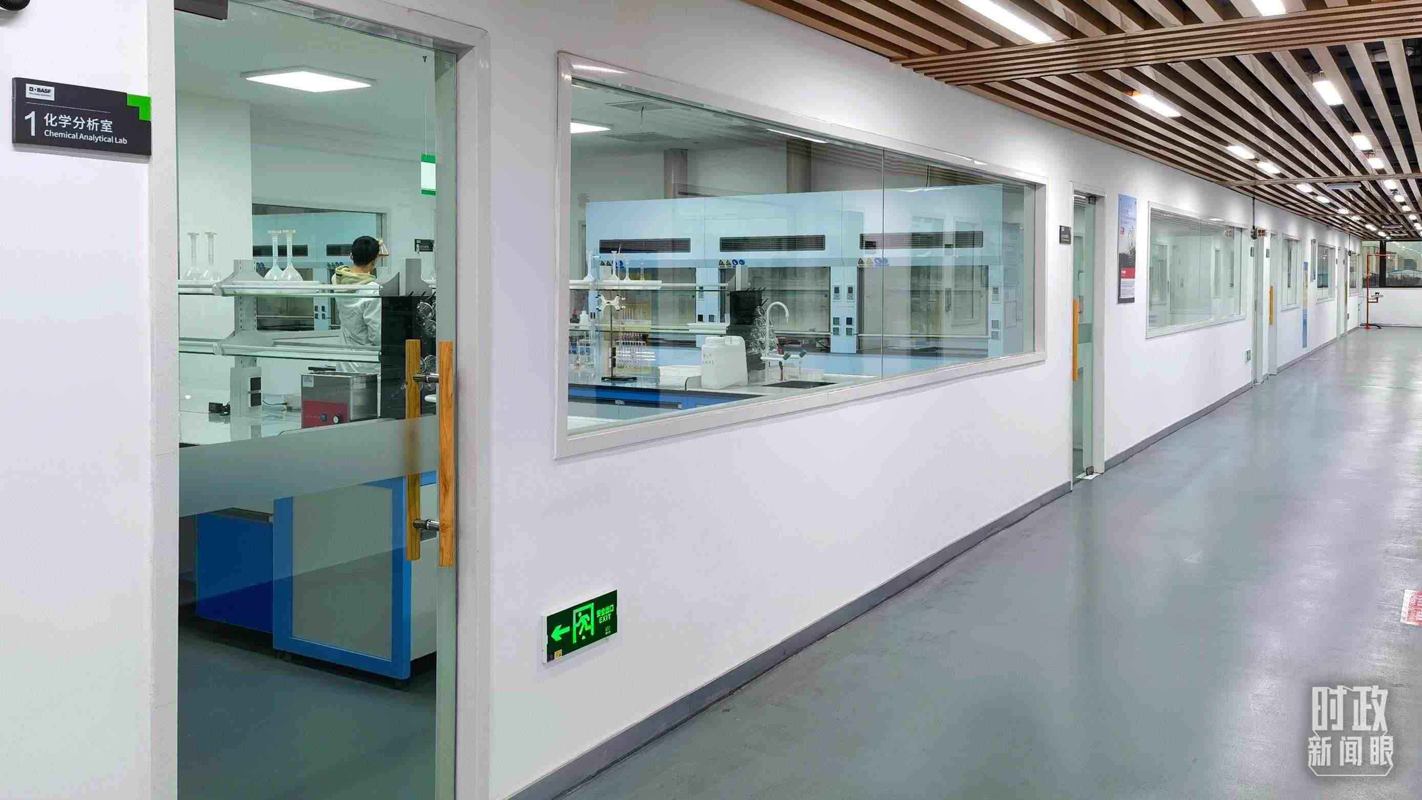 △巴斯夫杉杉電池材料有限公司化學(xué)分析室。（總臺(tái)央視記者石丞拍攝）