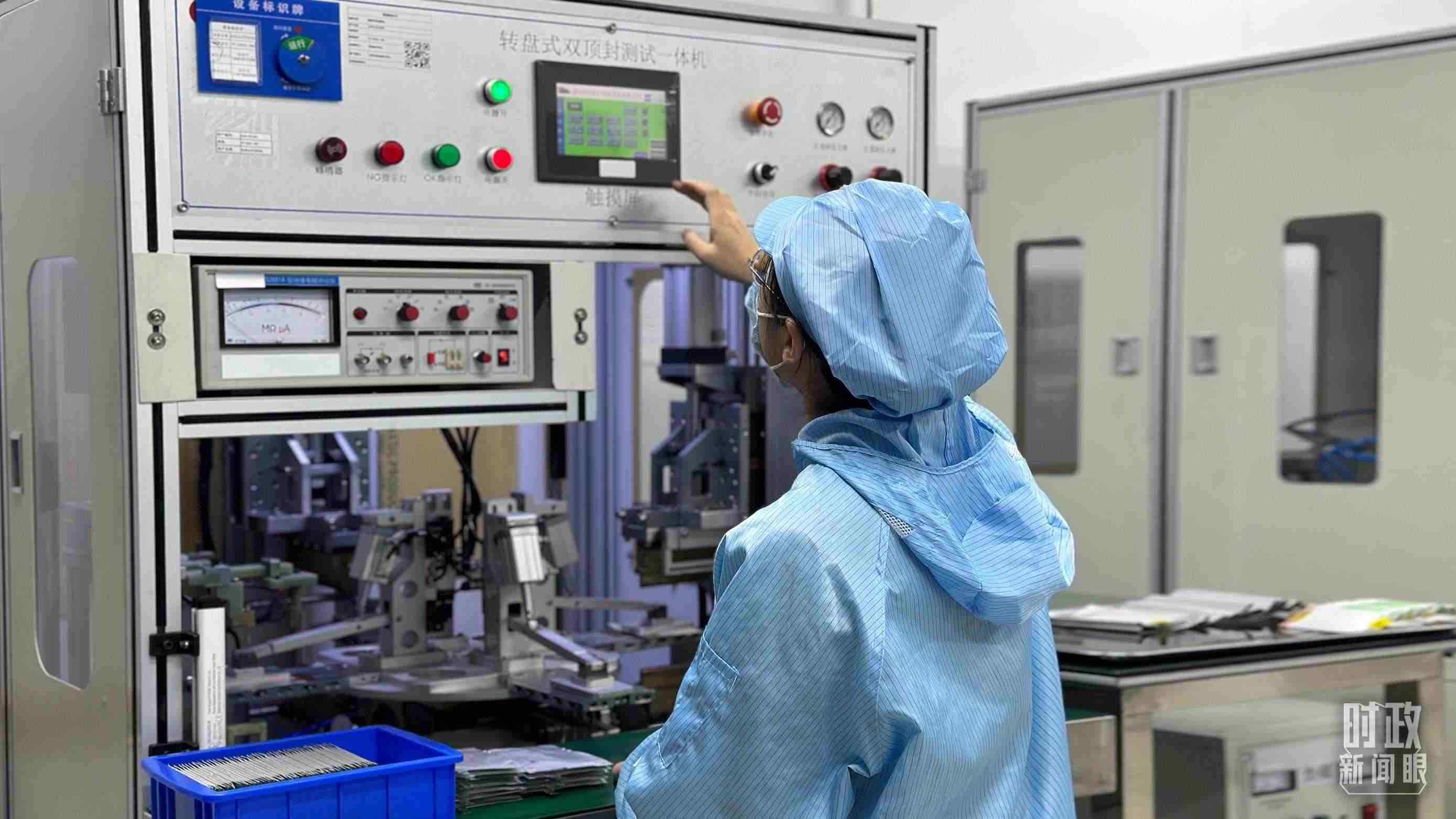 △企業(yè)電池技術(shù)中心內(nèi)，員工正在進(jìn)行電池封裝。（總臺(tái)央視記者盧心雨拍攝）