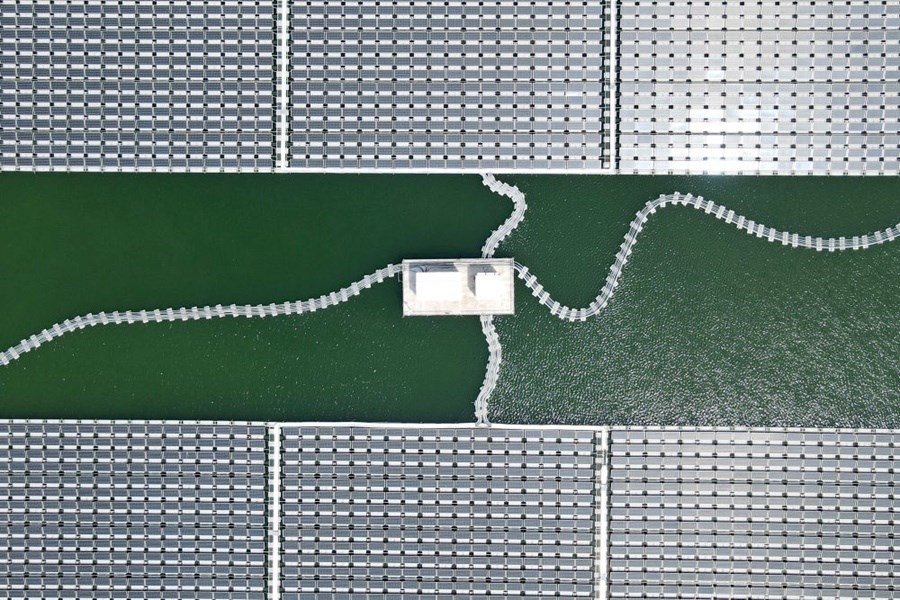 2022年8月25日拍攝的潁上縣毛圩水上光伏電站（無人機(jī)照片）。近年來，安徽省阜陽市潁上縣古城鎮(zhèn)積極推進(jìn)采煤沉陷區(qū)治理工作，將昔日的采煤沉陷區(qū)建設(shè)成水上光伏電站，既減少占用土地面積，又能生產(chǎn)清潔能源。