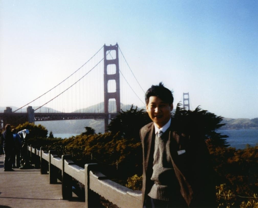 這是1985年，時任正定縣委書記的習近平在美國考察時的照片。新華社發(fā)
