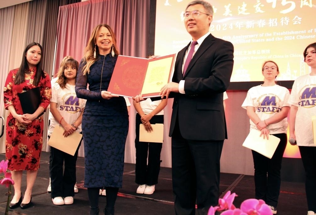 2024年2月27日，中國駐芝加哥總領事館舉辦慶祝中美建交45周年招待會，來自馬斯卡廷中學的學生們在招待會上收到一份特殊禮物——中國國家主席習近平給他們的復信。新華社記者 徐靜 攝