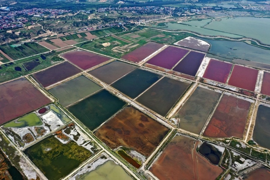 這是2023年7月11日拍攝的山西運城鹽湖一角（無人機(jī)照片）。按照“生態(tài)優(yōu)先、保護(hù)為主、適度開發(fā)”的原則，2020年9月，運城市全面停止鹽湖范圍內(nèi)的工業(yè)生產(chǎn)活動。近年來，千年鹽湖正在向生態(tài)保護(hù)、風(fēng)貌重塑、產(chǎn)業(yè)轉(zhuǎn)型、全域旅游的“綠色發(fā)展”轉(zhuǎn)變。