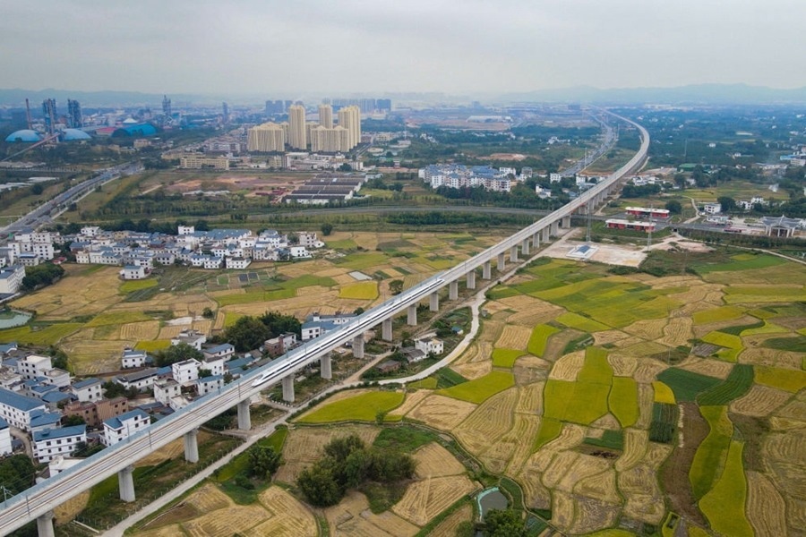 2021年10月14日，聯(lián)調(diào)聯(lián)試列車經(jīng)過贛深高鐵信豐特大橋（無人機(jī)照片）。2021年12月10日，連通贛南革命老區(qū)與深圳經(jīng)濟(jì)特區(qū)的贛深高鐵正式開通運營，江西與粵港澳大灣區(qū)間形成快速客運通道。