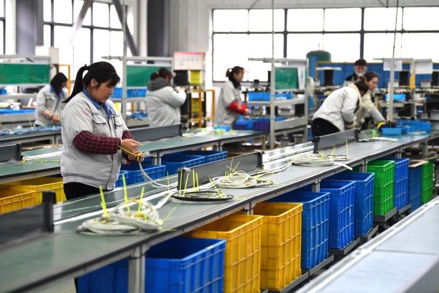 2022年2月16日，工作人員在安徽省滁州市汊河軌道交通裝備產(chǎn)業(yè)園的一家軌道交通裝備企業(yè)生產(chǎn)線上忙碌。安徽省滁州市來安縣汊河鎮(zhèn)地處皖蘇交界，緊鄰南京市江北新區(qū)。近年來，來安縣成為承接南京產(chǎn)業(yè)轉(zhuǎn)移的前沿陣地，汊河這個曾經(jīng)的傳統(tǒng)農(nóng)業(yè)小鎮(zhèn)緊抓機(jī)遇，開始深度融入長三角，參與產(chǎn)業(yè)協(xié)作分工。產(chǎn)業(yè)園吸引了越來越多長三角地區(qū)軌道交通企業(yè)入駐，形成了鐵路客車、城際軌道零部件研發(fā)、生產(chǎn)、銷售的產(chǎn)業(yè)集群。
