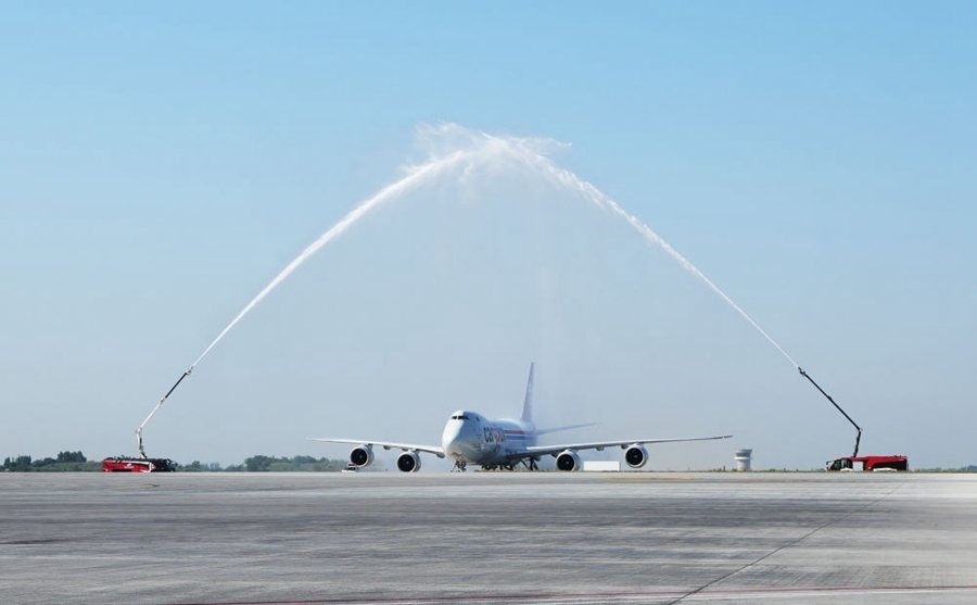 2023年6月14日，盧森堡國際貨運航空公司的B747－8F全貨機(jī)抵達(dá)鄭州。鄭州—盧森堡“空中絲綢之路”貨運量累計突破100萬噸。