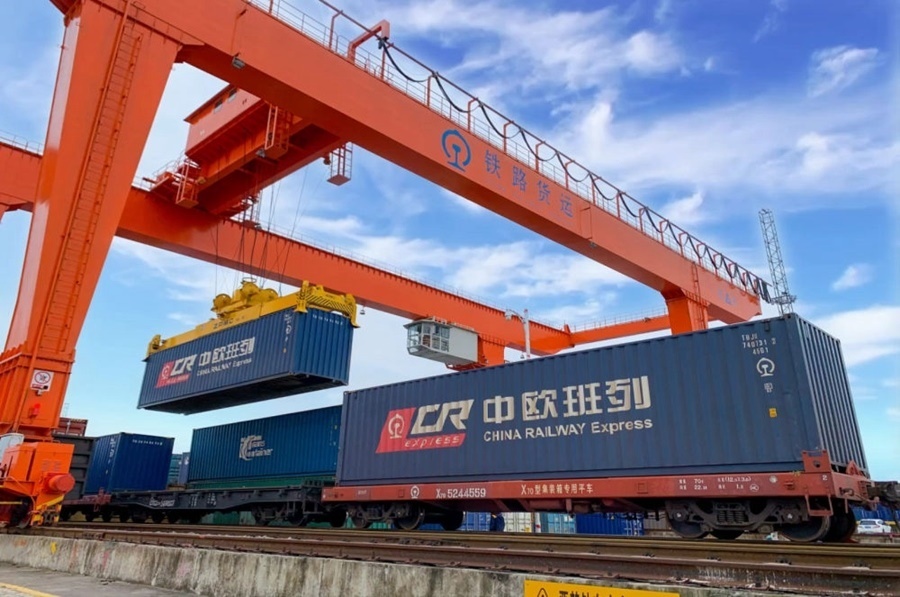 2022年4月29日，在鐵路合肥北站物流基地集裝箱作業(yè)區(qū)，龍門吊吊裝準(zhǔn)備發(fā)運的中歐班列集裝箱。
