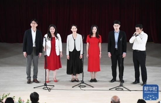 3月21日，國家開發(fā)銀行阿卡貝拉合唱團(tuán)在音樂會(huì)上演出。新華社記者 任超 攝