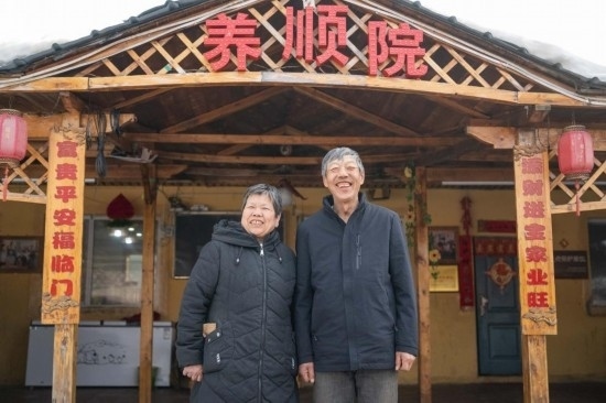 在伊春市友好區(qū)，伊春森工上甘嶺林業(yè)局有限責(zé)任公司溪水林場分公司退休職工劉養(yǎng)順（右）和老伴楊秋娥在自家農(nóng)家院中（3月13日攝）。新華社記者 謝劍飛 攝
