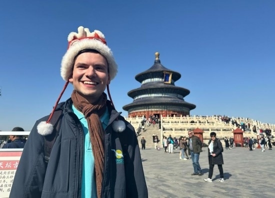 3月20日，德國(guó)游客馬克西米利安在北京天壇公園參觀游覽。新華社記者 楊淑君 攝