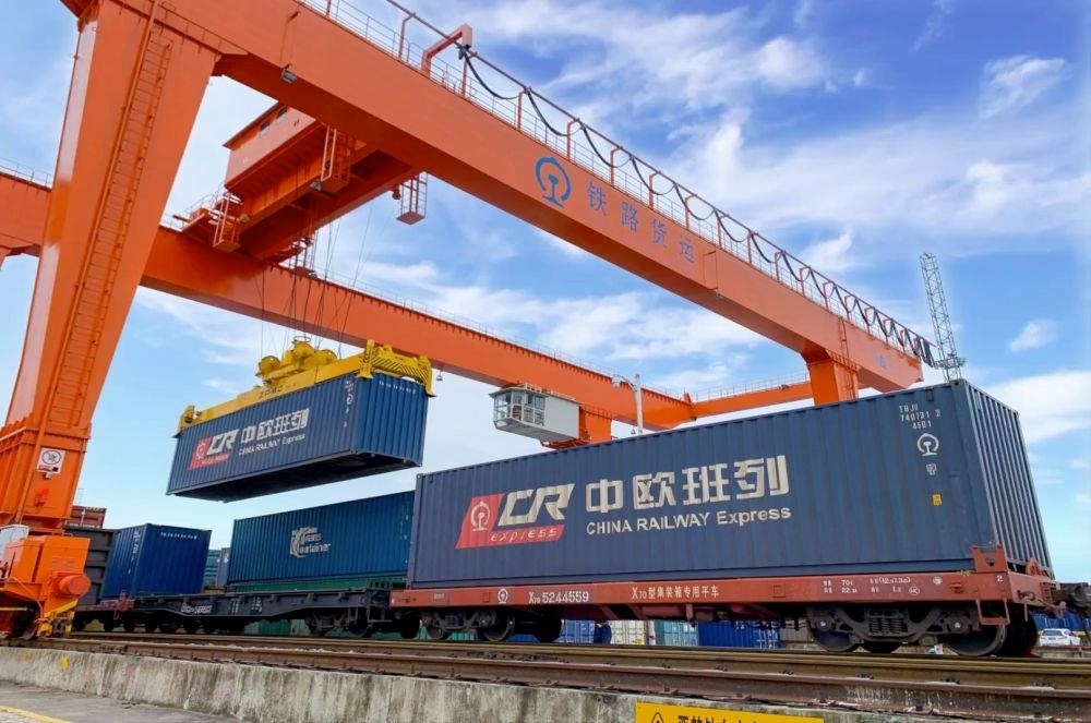 △2022年4月29日，在安徽合肥北站物流基地集裝箱作業(yè)區(qū)，準備發(fā)運的中歐班列集裝箱。