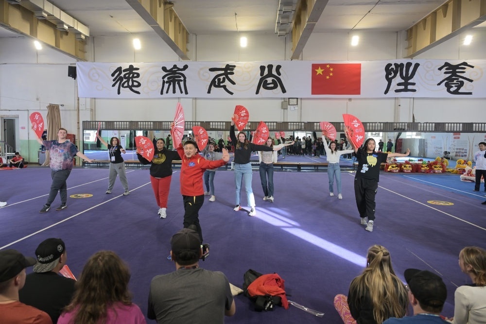3月19日，美國華盛頓州中學(xué)生代表團(tuán)的成員在首都體育學(xué)院體驗功夫扇。新華社記者 李鑫 攝