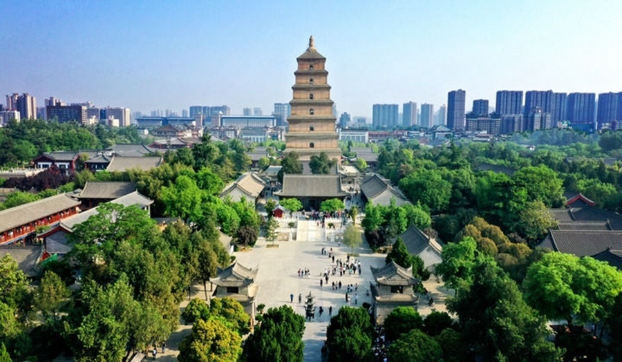  這是2023年4月19日拍攝的西安大雁塔（無人機照片）。2014年6月，由中國、哈薩克斯坦和吉爾吉斯斯坦三國聯(lián)合申報的“絲綢之路：長安-天山廊道的路網(wǎng)”成功列入《世界遺產(chǎn)名錄》,成為世界上第一個以聯(lián)合申報的形式成功列入世界遺產(chǎn)名錄的絲綢之路項目，也是聯(lián)合國教科文組織確定的絲綢之路54個廊道中第一個成功申遺的項目。新華社記者 劉瀟 攝