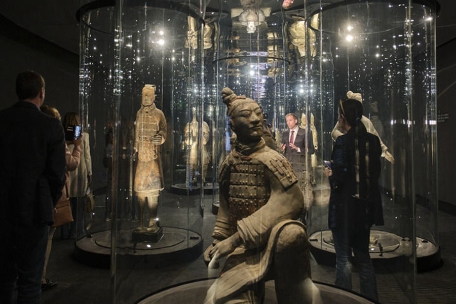  2023年3月28日，觀眾在西班牙阿利坎特參觀“中國秦漢文明的遺產(chǎn)”展覽。新華社記者 孟鼎博 攝