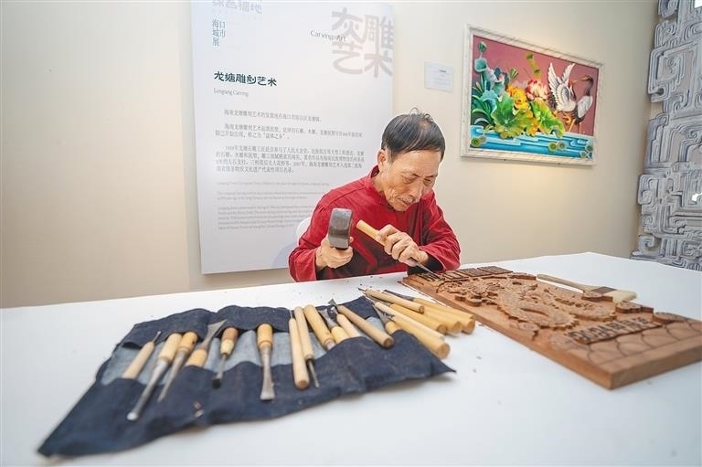 △2024年3月25日，在博鰲東嶼島文化公園海口城市展現(xiàn)場，非遺傳承人展演龍?zhí)恋窨趟囆g(shù)。