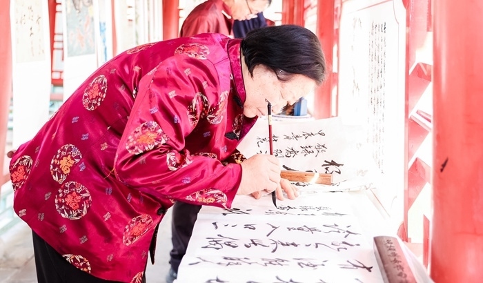 杏花節(jié)書(shū)畫(huà)展上書(shū)法家現(xiàn)場(chǎng)創(chuàng)作。受訪方供圖