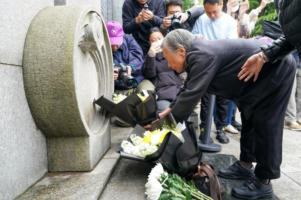 南京大屠殺幸存者夏淑琴在獻(xiàn)花。新華社記者李博 攝