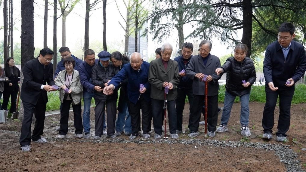 南京大屠殺幸存者代表、死難者遺屬代表等在紀(jì)念館的和平公園里，播撒下紫金草的種子。新華社記者林凱 攝